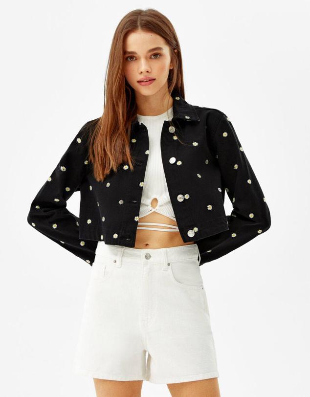En Bershka encontrarás esta con flores bordadas