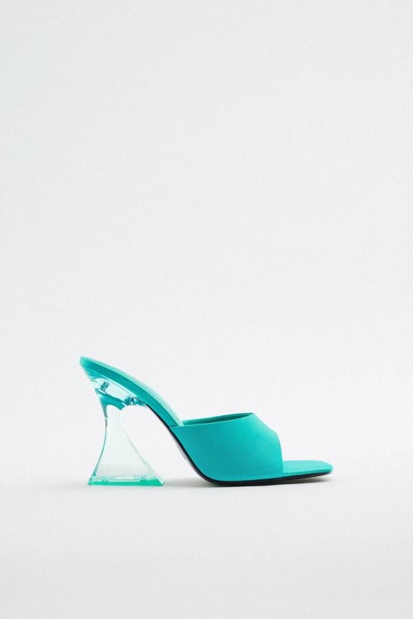Sandalias tipo mule o destalonadas, con tira ancha efecto raso en la parte delantera y tacón piramidal de metacrilato, color azul turquesa. Pertenecen a la colección de Zara y su coste es de 35,95 euros.