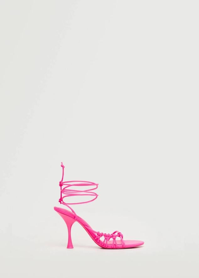 Sandalias de tiras anudadas y amarradas al tobillo con tacón tipo trompeta y punta redondo, color rosa flúor, de Mango. Puedes comprarlas a 39,99 euros.