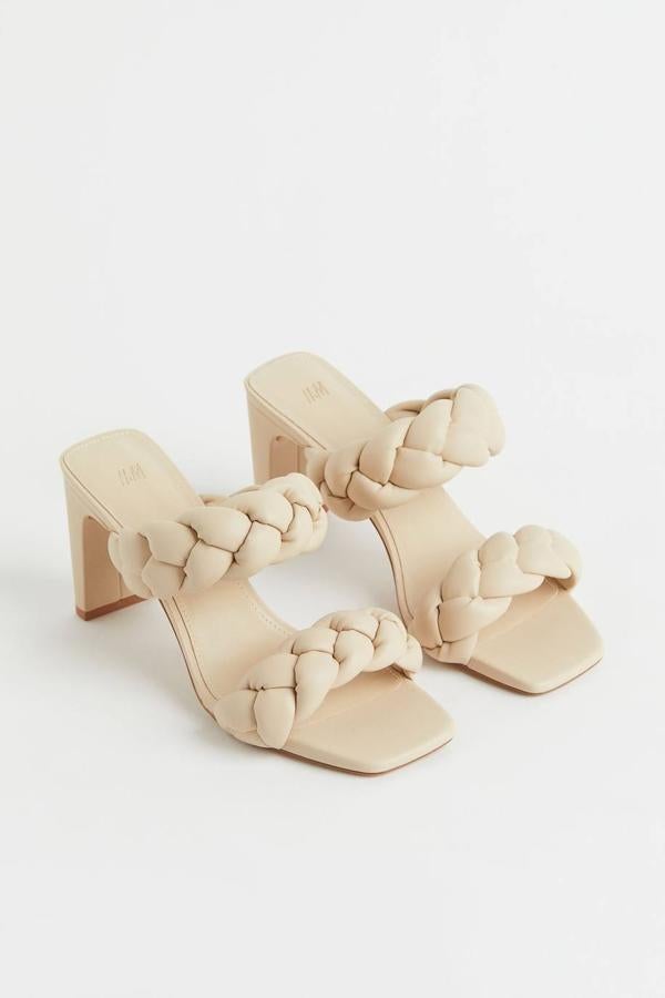 Sandalias destalonadas con tacón rectangular, puntera cuadrada abierta y detalle de tiras trenzadas acolchadas, en tono beige, de H&M. ¿Su precio? 29,99 euros.