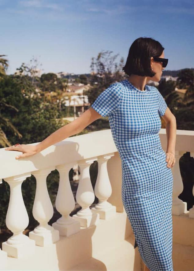 Los vestidos de largo a medio camino entre el mini y el maxi se han posicionado como los más sofisticados de la temporada. Elige un diseño ajustado, de manga corta y luce tipazo. Vestido estampado en azul y blanco de Mango (29,99 euros): 