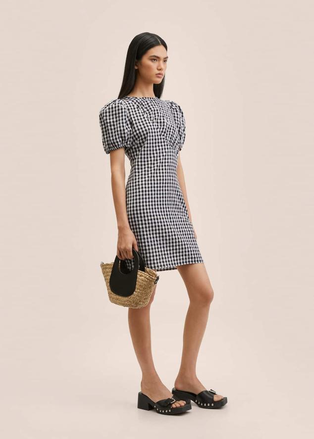 Este estampado admite todo tipo de colores pero el blanco y negro es la combinación infalible. Llévalo con los accesorios más de moda, como los mini capazos de rafia y las sandalias tipo zueco. Mini vestido de Mango (29,99 euros). 