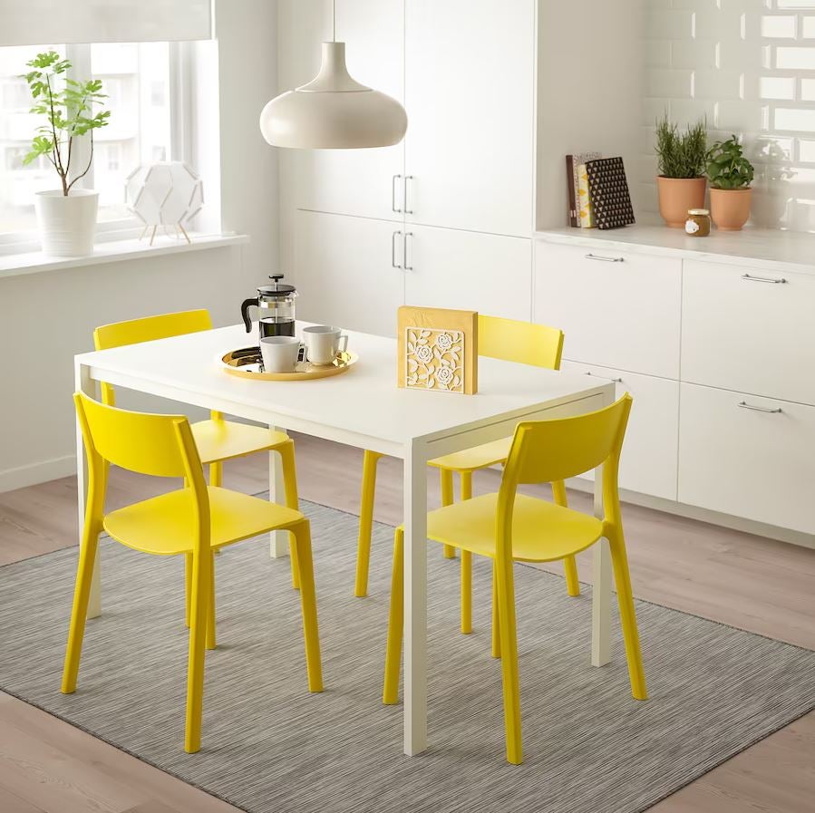 Y para espacios pequeños, ninguna mejor que la silla de comedor Janinge de IKEA: disponible en blanco o en amarillo, son apilables, por lo que las podrás guardar cuando no las utilices sin quitarte nada de sitio.