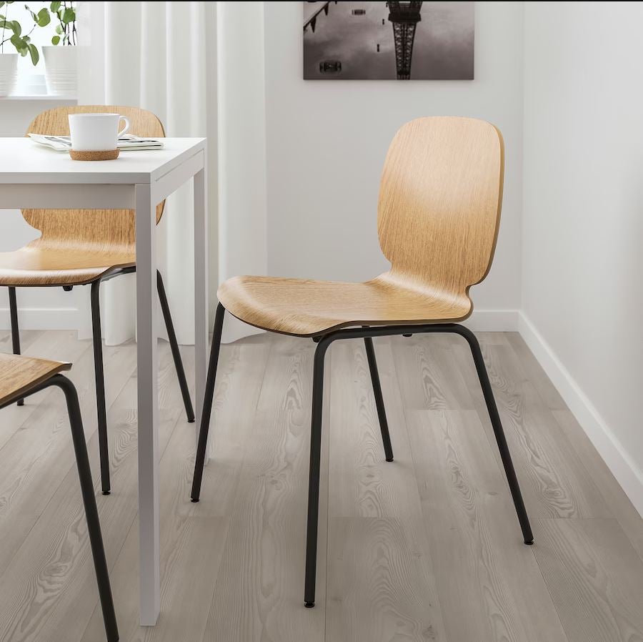 En este caso, la silla Svenbertil de IKEA (29 euros) se inspira en la Ant Chair que Arné Jacobsen diseñó en los años 50 para Fritz Hansen. Si lleva más de medio siglo siendo un éxito del diseño, por algo será...