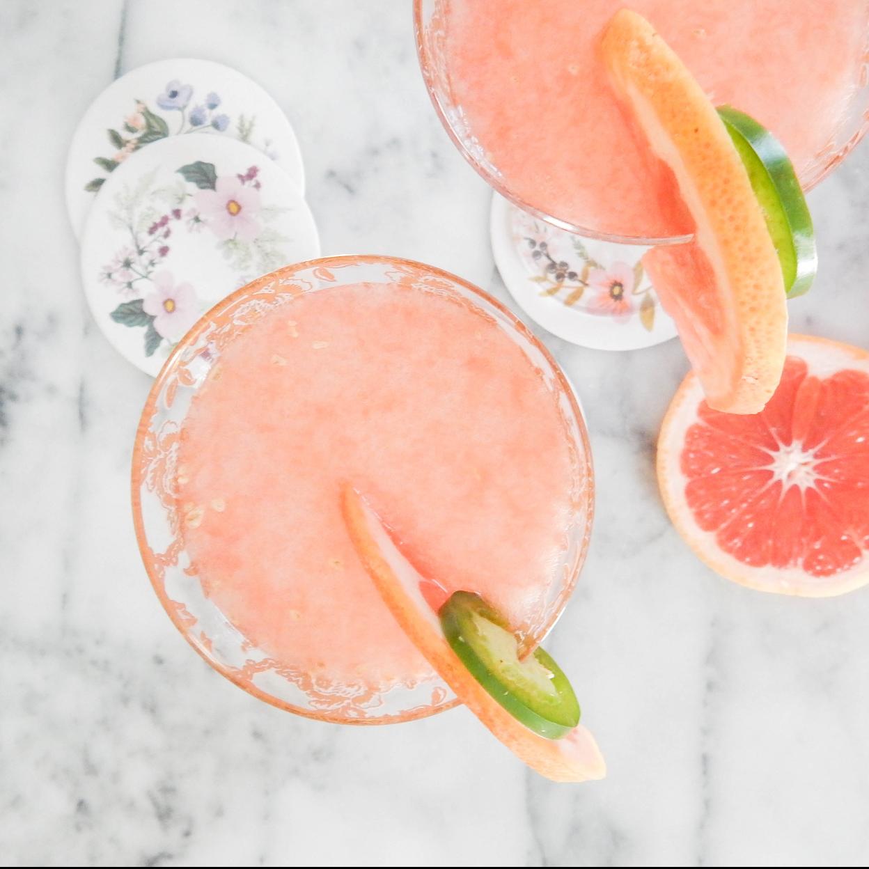 Aprende con estos pasos a hacer el cóctel que más apetece tomarse en una tarde de chicas, el cosmopolitan.