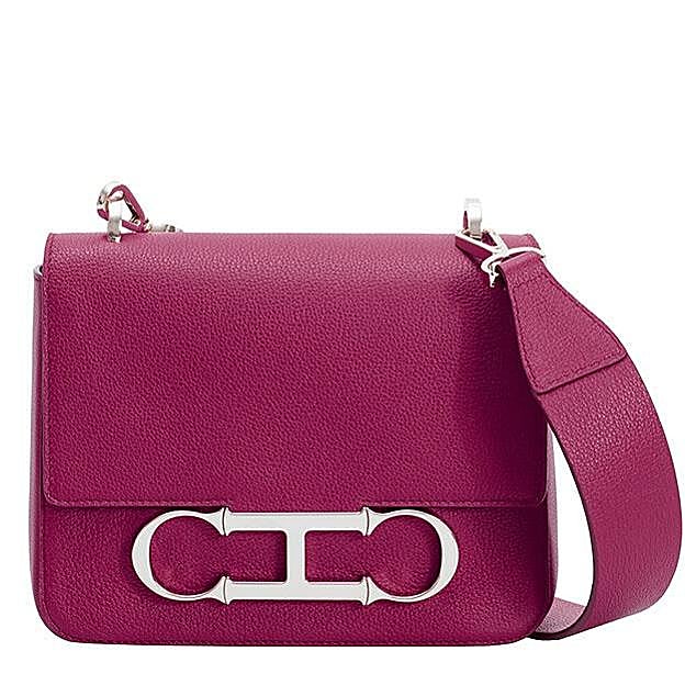 Imagen principal - La reina Letizia presume de abdominales marcados con un espectacular vestido rosa con aberturas low cost