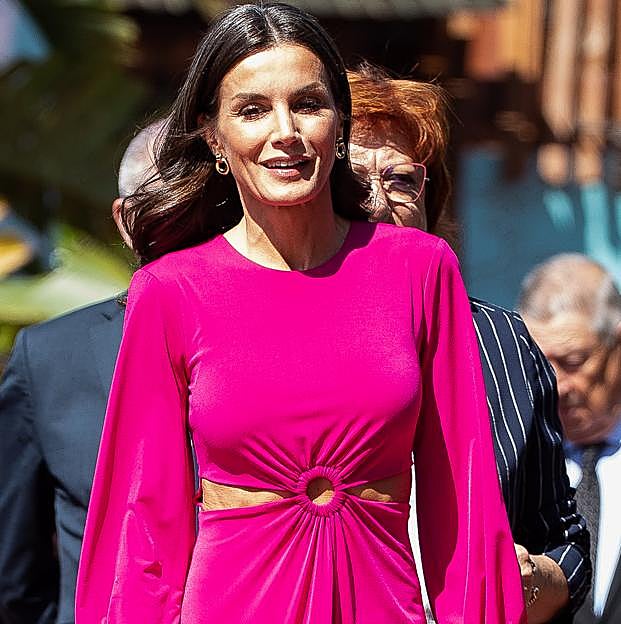 Imagen principal - La reina Letizia presume de abdominales marcados con un espectacular vestido rosa con aberturas low cost