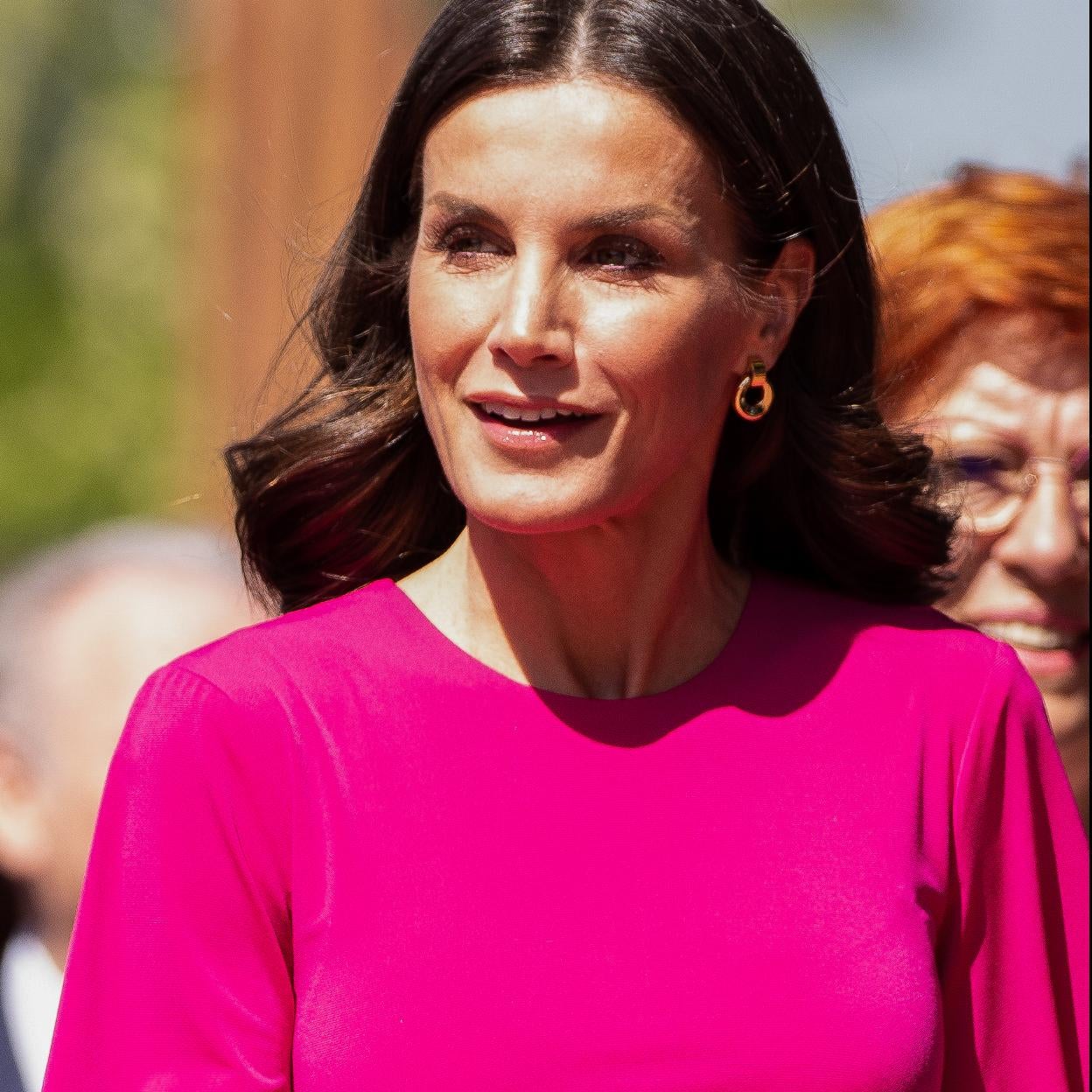 La reina Letizia con vestido rosa fucsia en Valencia.