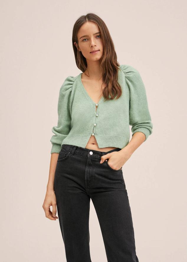 Cárdigan crop de punto con manga larga abullonada, escote de pico y cierre de botones perla, en tono verde agua, de Mango. Está rebajado a 25,99 euros.