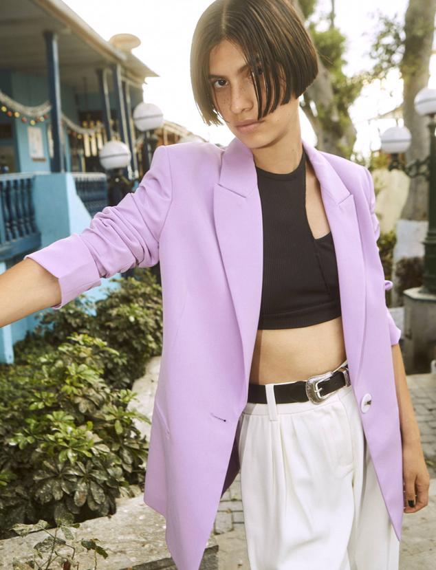 Top de Bershka, blazer y pantalón de Sfera y cinturón de Salvatore Ferragamo.