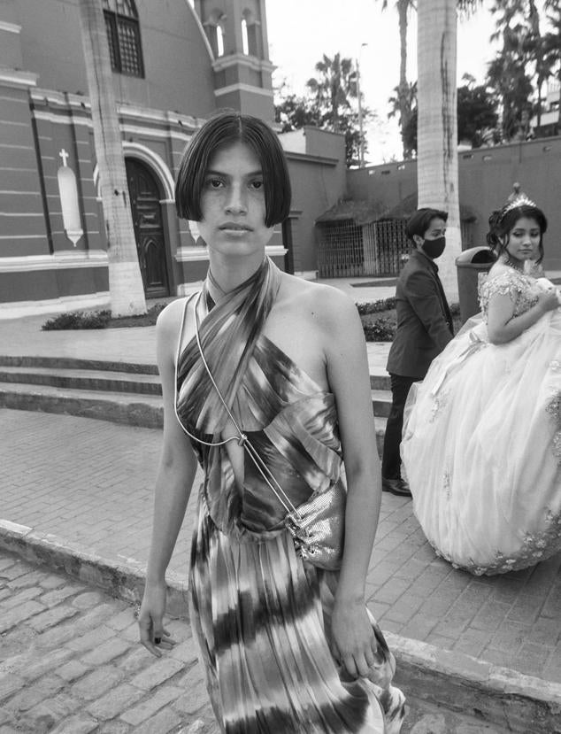 Vestido de Sfera y bolso de Bimba y Lola.