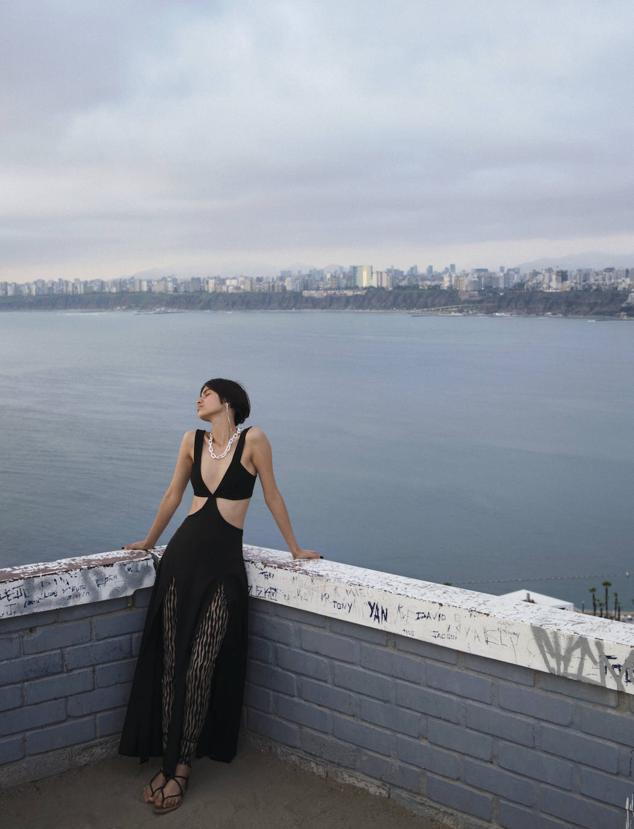Vestido de Pull & Bear, pantalón de Mango, sandalias de Uterqüe, pendientes de Zara y collar de Bimba y Lola