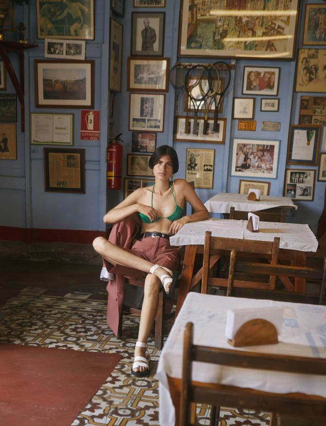 Blazer y bermudas de Andrea Llosa, biquini de Half Naked, cinturón de Salvatore Ferragamo y sandalias de Bimba y Lola.