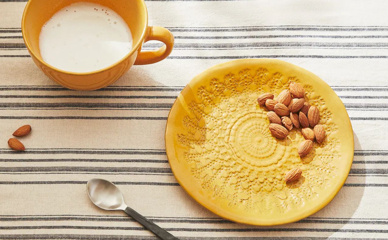 La terracota se ha posicionado como uno de los materiales estrella de las vajillas. Este set de desayuno en color amarillo, con el plato decorado en relieve, cuesta 9.99 euros.