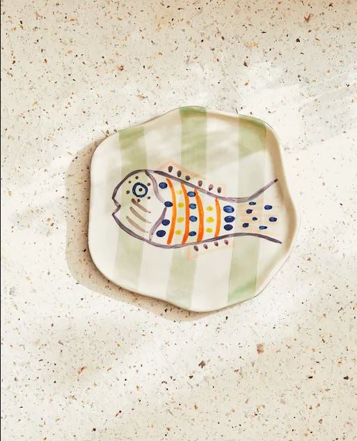 La vajilla de loza más deseada de Zara Home nos propone una mesa de inspiración marina con coloridos estampados. Los platos cuestan 9.99 euros.