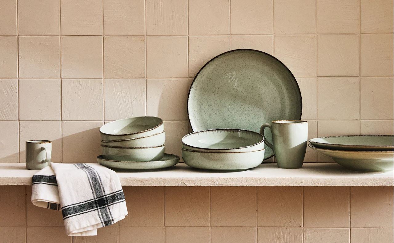 También con inspiración retro, esta vajilla de cerámica con efecto envejecido en el bode, es un acierto seguro. Cada pieza está disponible desde 4.99 euros.