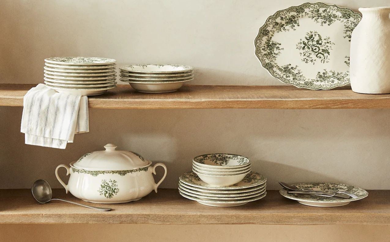 Inspirada en los lujosos diseños de la icónica casa de La Cartuja, Zara Home nos propone apostar por una mesa elegante y clásica con esta vajilla de loza con estampado floral, desde 4.99 euros la pieza.