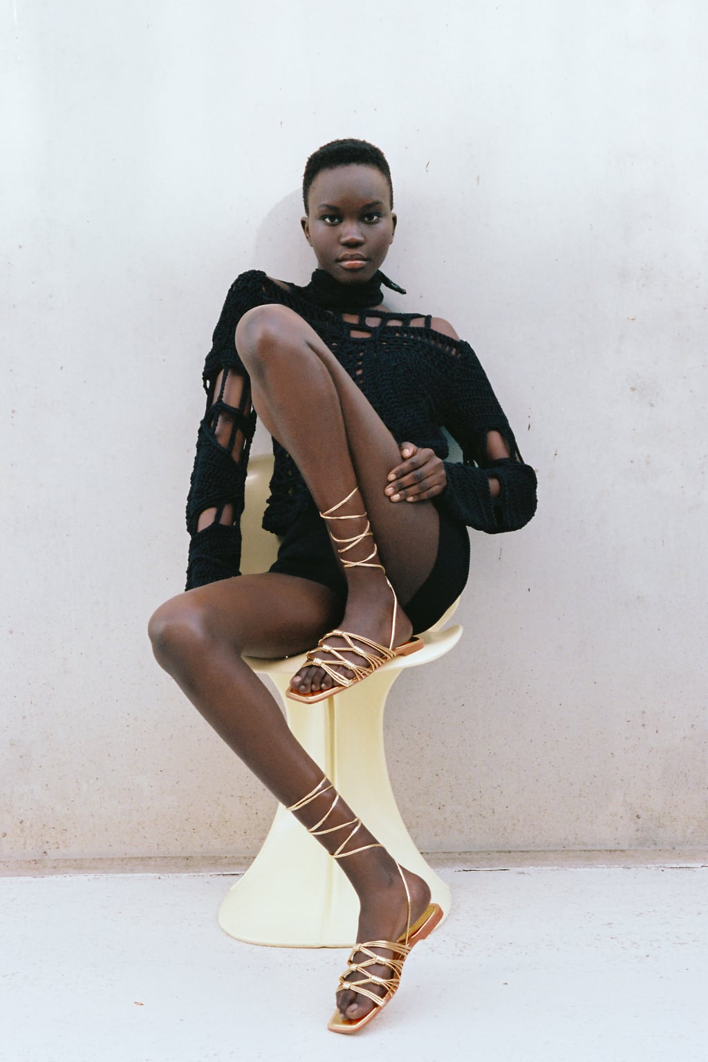 Este tipo de sandalias regresan cada verano para dar un toque especial a tus looks del día a día. Elige un diseño en dorado que destacará tu bronceado. Sandalias planas doradas de Zara (29,99 euros) 