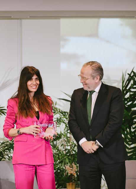 Imagen - Beatriz Navarro, directora de marketing Iberia Renault y Alpine ha recogido el premio de manos de Antonio Miguel Carmona, vicepresidente de Iberdrola. Foto: Andrea Vega