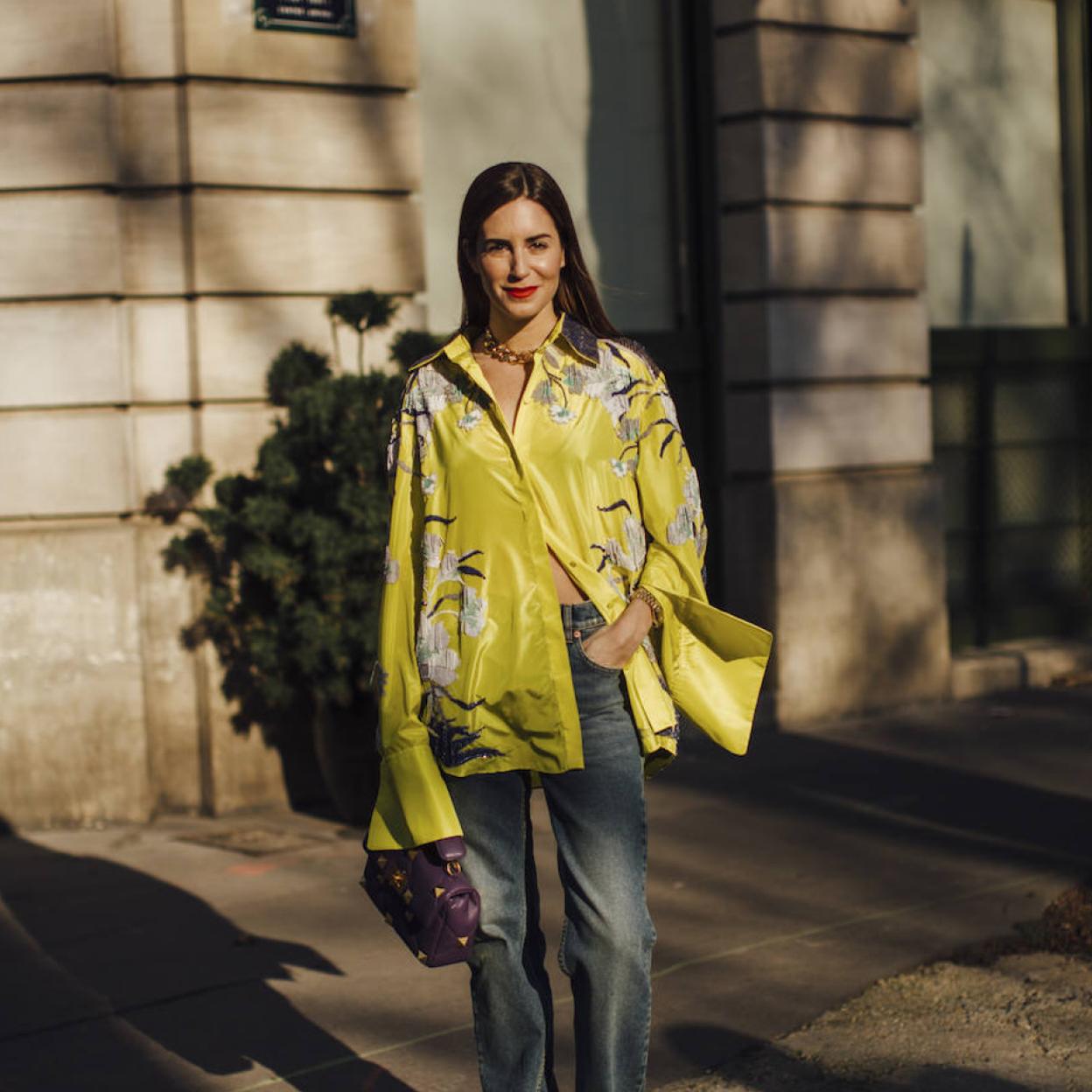 Pincha en la foto para ver las camisas estampadas más bonitas por menos de 30 euros con las que conjuntarás tus vaqueros en primavera para estar cómoda y favorecida