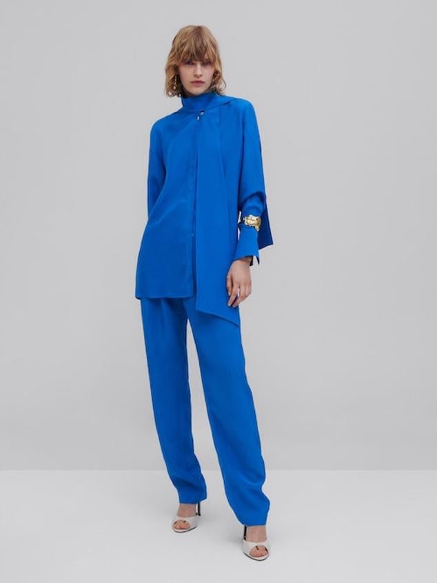 Camisa fluida (129 euros) y pantalones ajuego (99,95 euros).