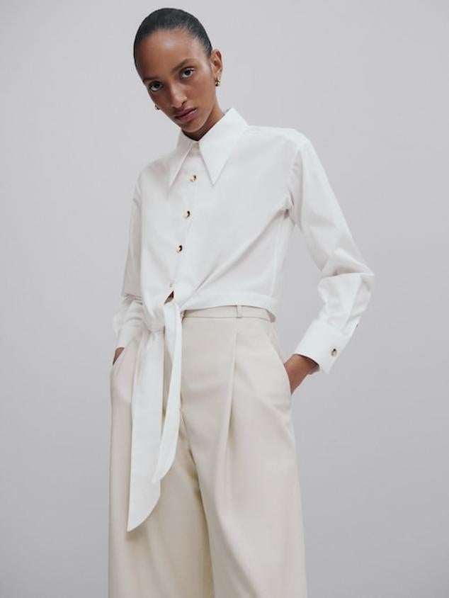 Camisa cropped con nudo (69,95 euros).