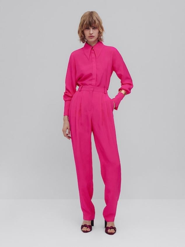 Camisa fucsia (69,95 euros) y pantalón con pliegues (99,95 euros).