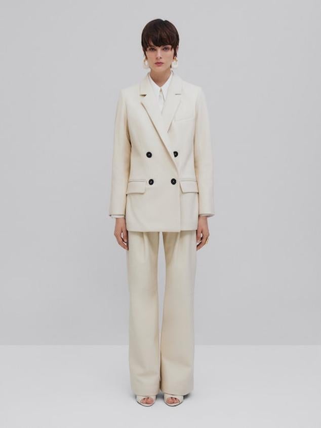 Americana de piel (249 euros) y pantalón a juego (249 euros).