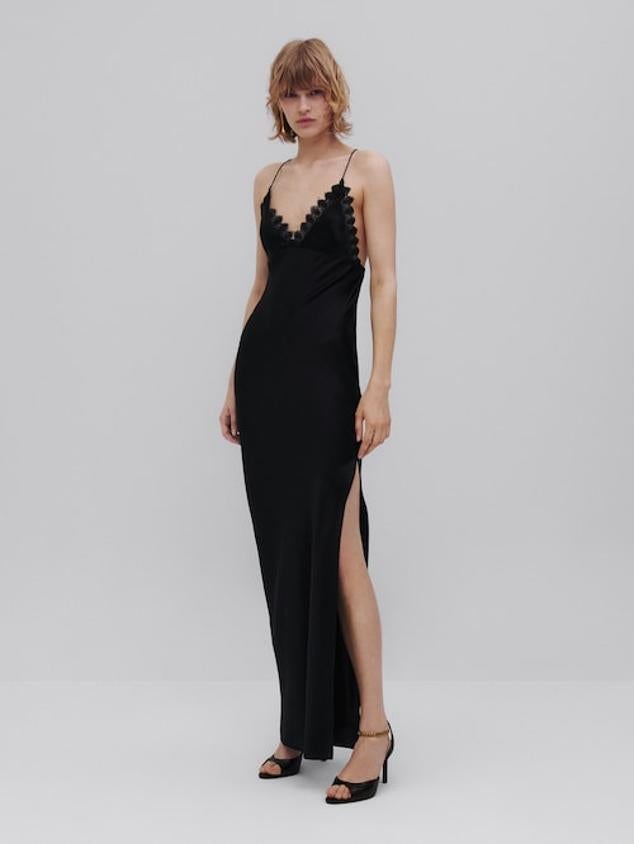 Vestido negro lencero (169 euros).
