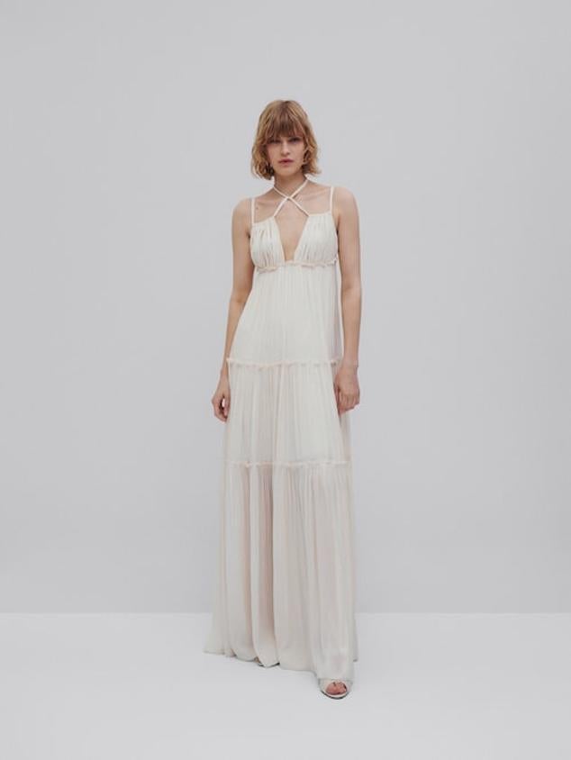 Vestido largo plisado (169 euros).