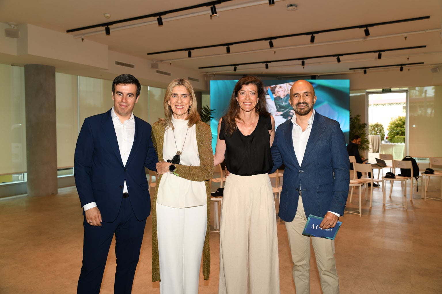 Francisco Romero, de comunicación de Bridgestone; Paloma Olarieta, de Llorente y Cuenca; Constanza Pasqual, directora de comunicación de Bridgestone SWR y el periodista Pedro Berrio.