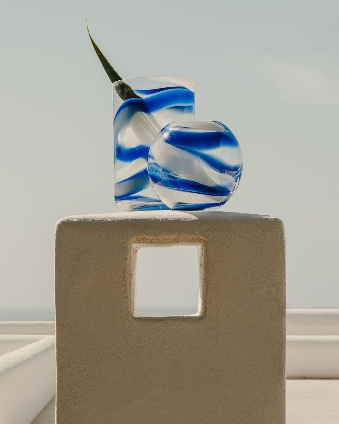 Perfectos para poner un toque mediterráneo a la decoración de tu casa, estos jarrones con detalles en azul pintado sobre el vidrio cuestan a partir de 19.99 euros en H&M Home.