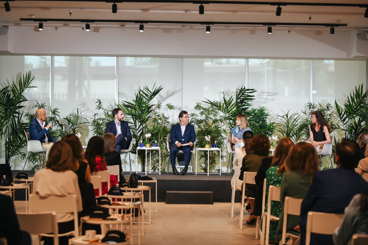 De izquierda a derecha, el periodista Pedro Berrio; Óscar Hernández, director general de ANARPLA (Asociación Nacional de Recicladores de Plástico); Román Martín, director de RR.II. de Signus; Cecilia Medina, responsable de I+D+i de SERNAUTO (Asociación Española de Proveedores de Automoción) y Constanza Pasqual, directora de comunicación de Bridgestone SWR.. 
