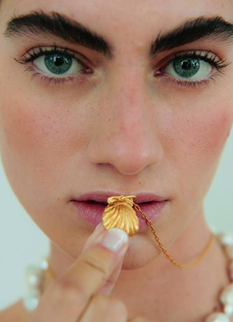 Imagen - ALHAJA: Sus fundadoras, Irene Rodrigo y María Borrero, ya estaban familiarizadas con la industria de la moda a gran escala. En 2019 rechazaron las grandes producciones para confiar sus productos a talleres repartidos entre Sevilla y Zaragoza, donde crean exquisitas joyas