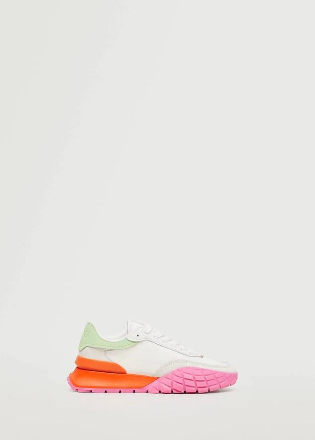 Deportivas confeccionadas en piel color blanco con suela y detalles a contraste en rosa, naranja y verde, de Mango. Cómpralas por 59,99 euros.