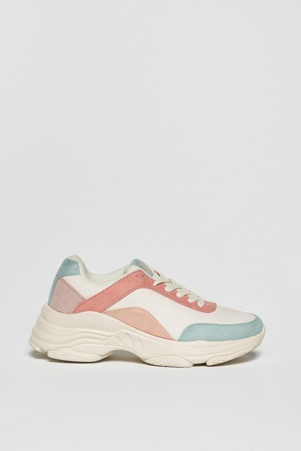 Deportiva con suela de goma track curvilínea y decorada con bloques de tejido en tacto soft, en tonos pastel, de Sfera. Su precio es de 24,99 euros.