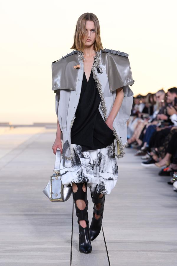 Louis Vuitton presenta su colección Crucero 2023 protagonizada por la estética nómada que inspiran la cálidez y la luz de Sol