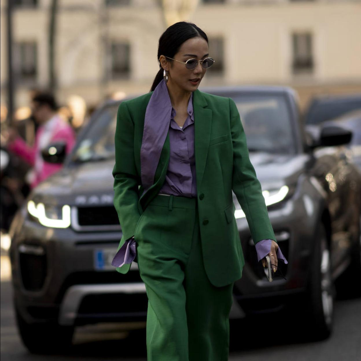 Pincha en la foto para ver los bonitos y elegantes trajes estampados con los que ir de 10 a diario o en un look de invitada