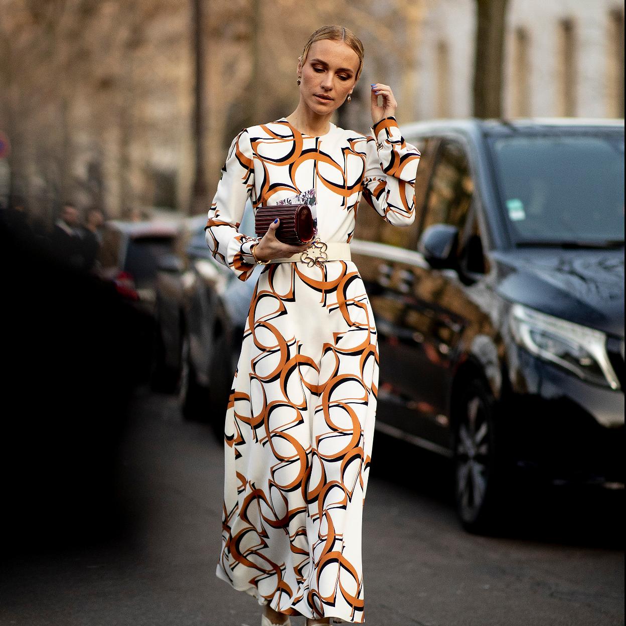 Pincha en la imágen para descubrir los 20 vestidos cut-out parecidos al polémico de la reina Letizia que favorecen y rejuvenecen a partes iguales