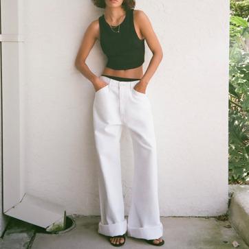 Imagen secundaria 1 - Los vaqueros blancos son el comodín perfecto para los días más calurosos del año. Este diseño de Zara tiene todo lo que necesitas para lucir tipazo. Jeans super wide leg de Zara (35,99 euros) 