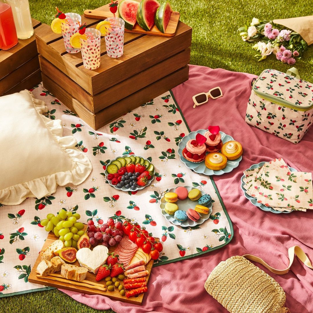 Los planes al aire libre son nuestros favoritos cuando empieza el buen tiempo, y esta manta de picnic, una compra imprescindible. Cuesta 10 euros en Primark Home. 