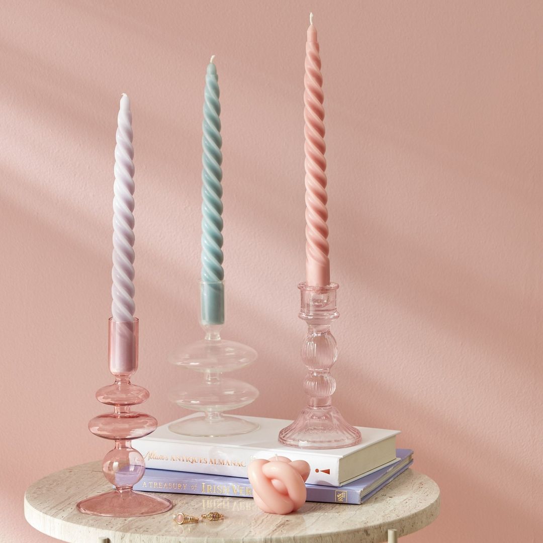 Las velas en tonos empolvados cuesta 2 euros en Primark Home, y los elegantes portavelas de cristal esmaltado, 5 euros.