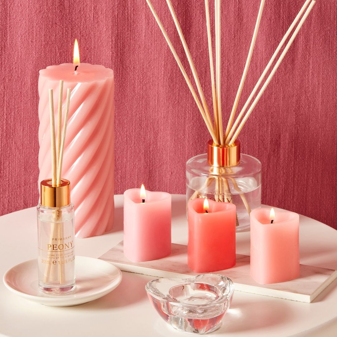 Un toque muy romántico e híper femenino en el salón o el dormitorio con estas velas en colores rosas, que cuestan desde 0.80 euros en Primark Home.