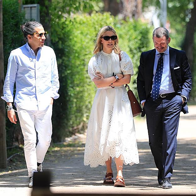 Marta Ortega con un look de Zara y sandalias planas.