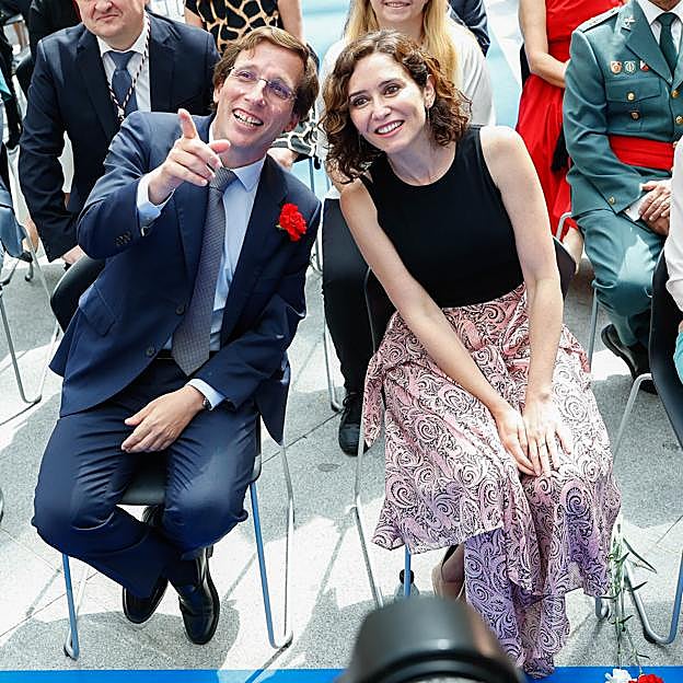 Imagen principal - Ayuso llevó un vestido de la firma francesa Maje.