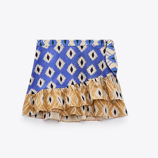 Imagen principal - Así han combinado las influencers la falda pareo de Zara.