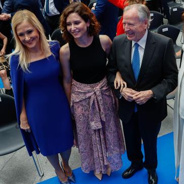 Imagen secundaria 1 - Ayuso llevó un vestido de la firma francesa Maje.