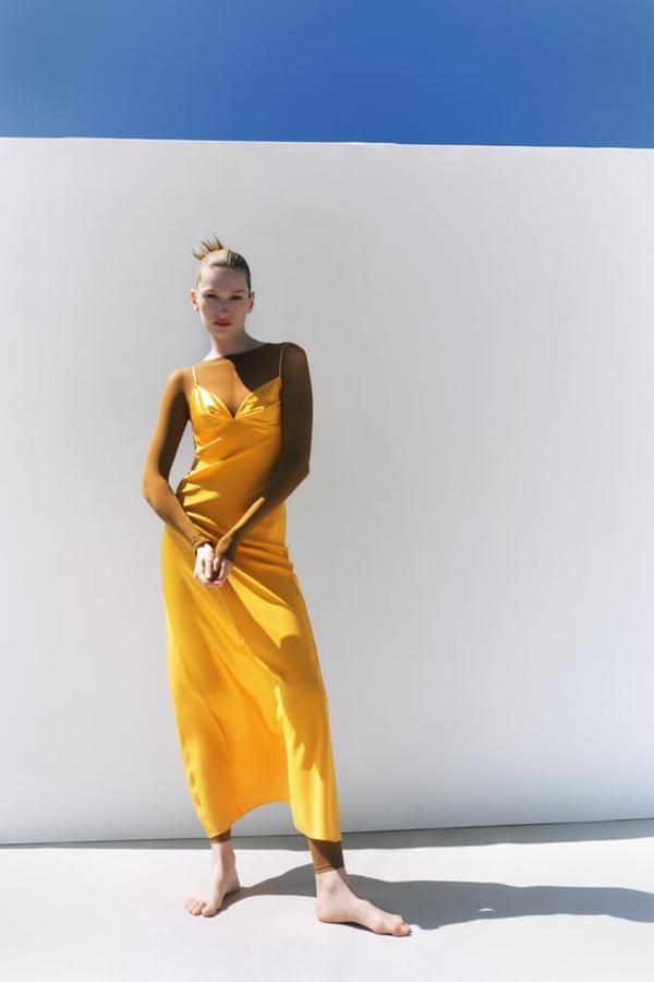 Vestido largo confeccionado con tejido en mezcla de seda morera. Escote corazón y tirantes finos ajustables. Color: amarillo anaranjado. Precio: 129 euros.