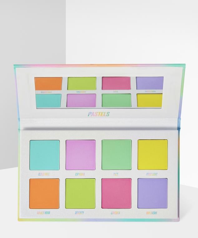Esta edición limitada es una paleta prensada de ocho tonos pastel que hará las delicias de las amantes de los looks con alta pigmentación. Su fórmula es vegana y la textura de las sombras permite que se difuminen entre ellas, consiguiendo un maquillaje alegre y festivo. (8,35 euros).