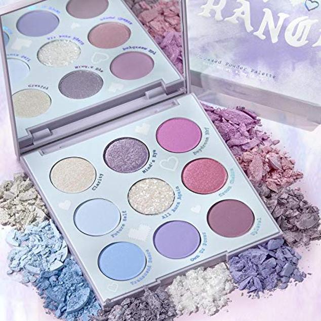 La firma Colourpop es una de las favoritas para los amantes del color y de las colecciones especiales ya que reinventan el maquillaje con personajes clásicos como Sailor Moon o las Supernenas. En su colección de paleta de sombras, se encuentra In a Trance, una combinación de pasteles en tonos azules, rosas y lilas. (13,83 euros).